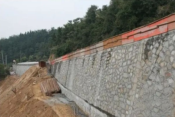 soil nail retaining wall